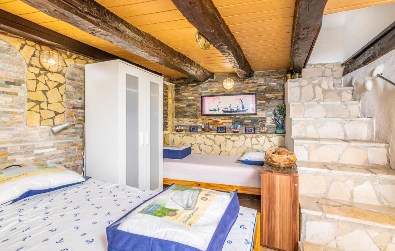 Appartamento Stone House Knez Vrbnik Esterno foto