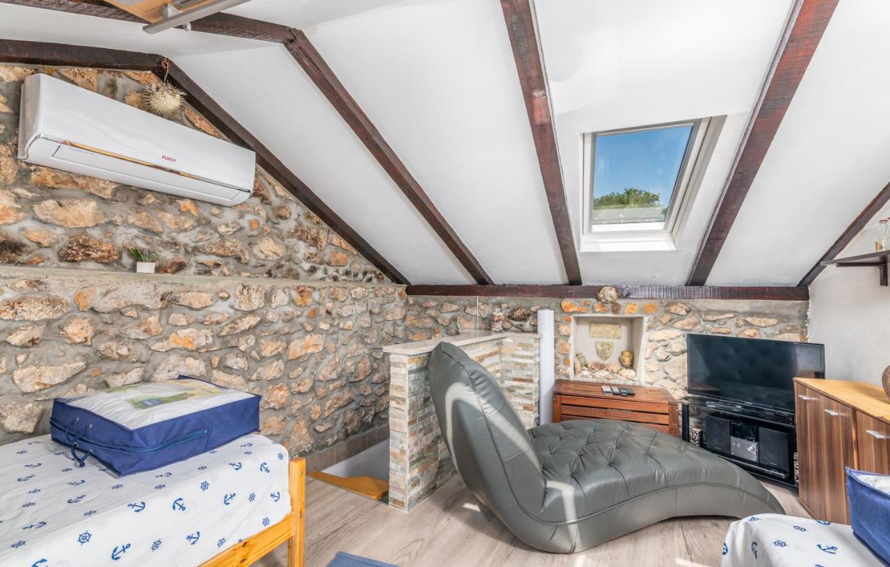 Appartamento Stone House Knez Vrbnik Esterno foto